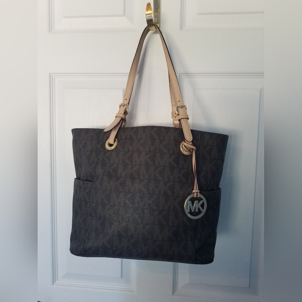 Michael Kors Signature Jet Set Large Handbag in Brown